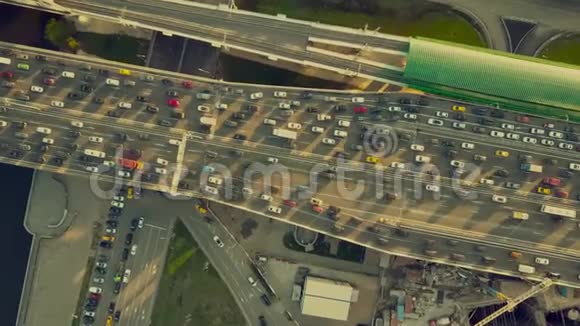 傍晚交通高峰时公路两侧交通堵塞视频的预览图