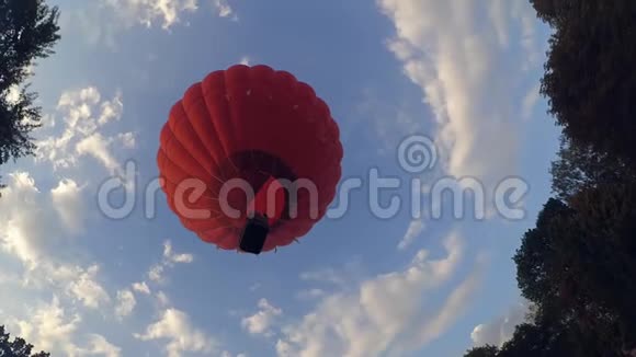 在天空中举起一个红色的气球视频的预览图