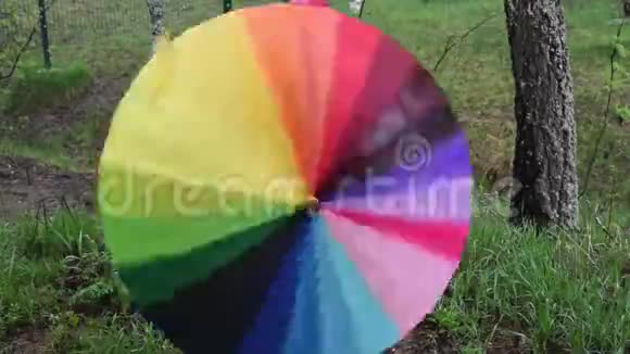多色伞在露天旋转颜色各异视频的预览图
