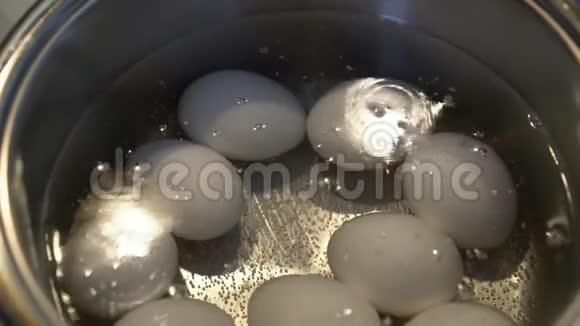鸡蛋是在平底锅里煮的视频的预览图