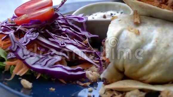 纯素粉卷烤蔬菜卷健康生活方式与可持续性视频的预览图
