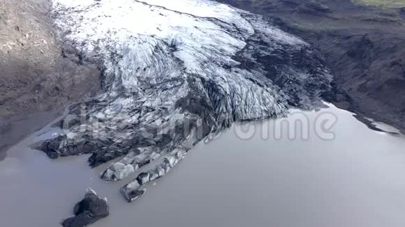 航空无人机高角度观看冰岛融化的Solheimajokull冰川气候变化冰川融化全球变暖视频的预览图