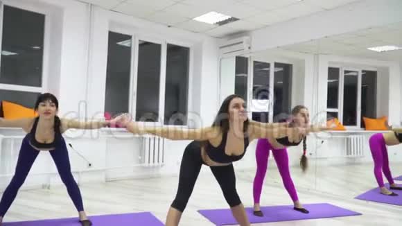 运动妇女在舞蹈室里做热身运动视频的预览图