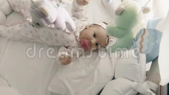 在婴儿床上嬉戏的新生婴儿视频的预览图