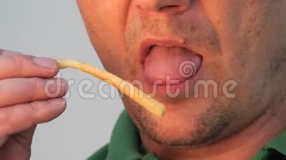 大嘴唇吃炸薯条的人视频的预览图