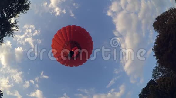 在天空中举起一个红色的气球视频的预览图
