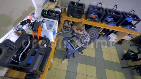 高角镜头的人控制3D打印的过程视频的预览图