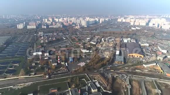 污水处理厂鸟瞰图从无人机的角度对大城市进行工业用水处理视频的预览图
