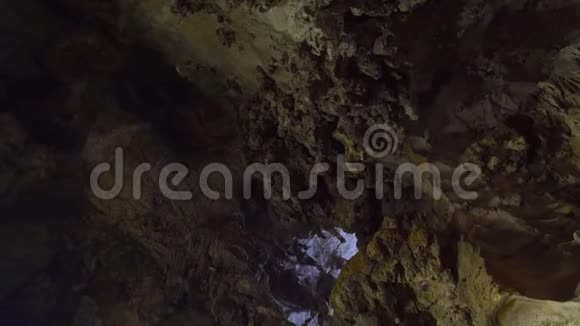 巴图洞穴的屋顶或顶部里面有一个洞光线混合在一起视频的预览图