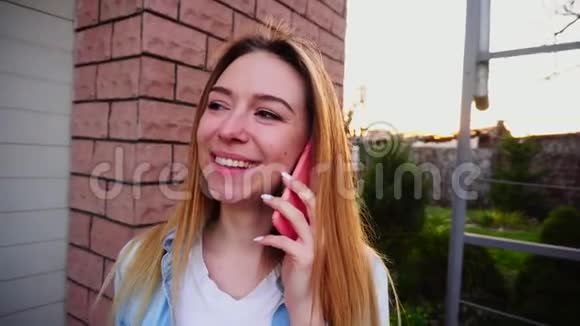 年轻女性在车库附近用智能手机缓慢地说话视频的预览图