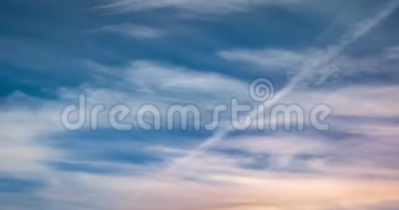在多风天气中傍晚蓬松的卷曲的阿尔托斯特拉图斯云的时间间隔剪辑视频的预览图