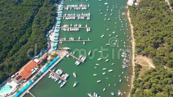 克罗地亚普拉码头的船艇摩托艇和帆船视频的预览图