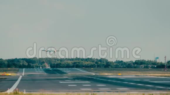 涡轮螺旋桨飞机在机场降落不受热霾的影响视频的预览图