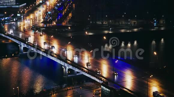 俄罗斯莫斯科阿尔巴特街附近的汽车夏夜视频的预览图