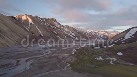 在冰岛史诗般的彩虹山脉中飞越三角洲视频的预览图