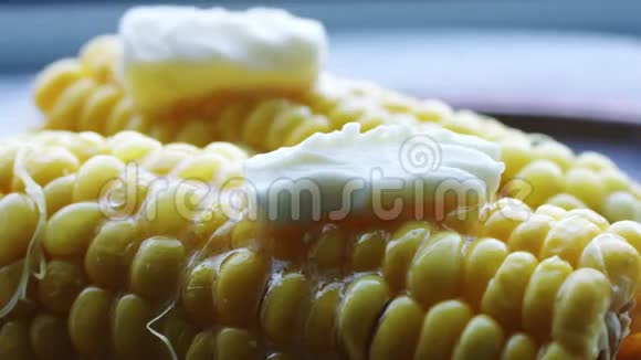 加黄油的煮熟玉米芯视频的预览图