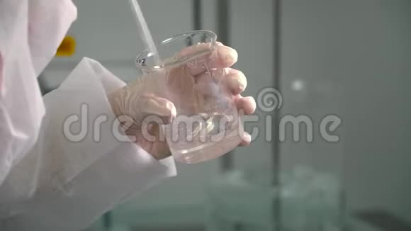 在烧瓶中混合粘性液体的过程实验室视频的预览图