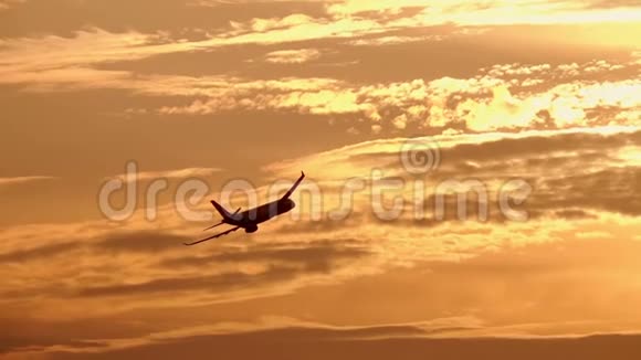 日落背景上的飞机动作缓慢视频的预览图