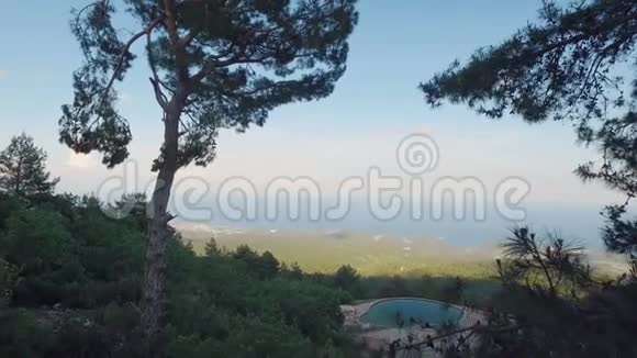 移动拍摄在阳光明媚的天气下从塔塔利山上俯瞰凯默附近的土耳其海岸视频的预览图