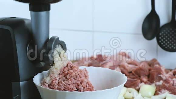 特写镜头的男人厨房里把牛肉猪肉和洋葱放进去慢动作视频的预览图