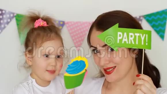 母亲抱着一个女儿拥抱微笑笑节日聚会生日装饰的概念视频的预览图