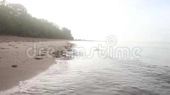 黎明时分海浪拍打在沙滩上视频的预览图