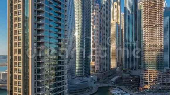在阿联酋迪拜的迪拜码头现代摩天大楼在日落灯光下闪闪发光视频的预览图
