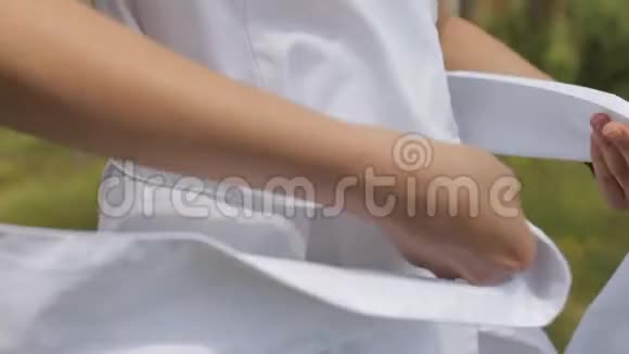 女孩系一件连衣裙鞠躬在大自然中特写视频的预览图