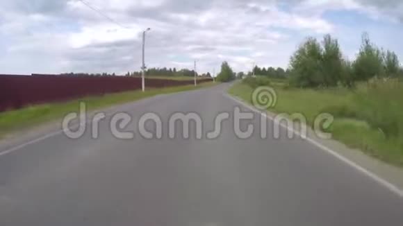 夏天汽车在农村公路上行驶视频的预览图