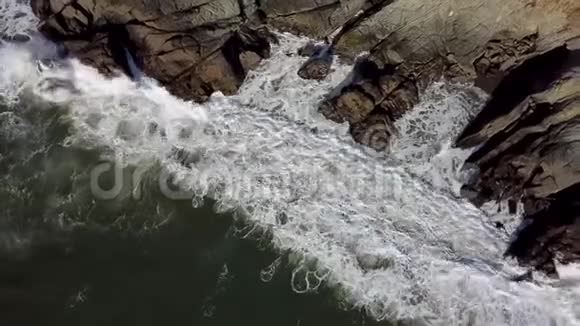 海浪冲击岩石海岸的高空俯视图视频的预览图