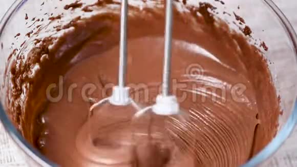 用搅拌机搅拌巧克力奶油面糊或面团视频的预览图