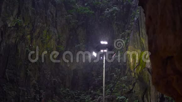 马来西亚一个巨大的巴图洞穴内有一座印度教寺庙视频的预览图
