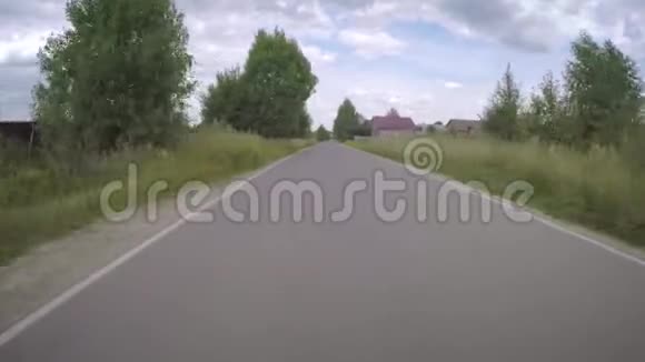 夏天汽车在农村公路上行驶视频的预览图