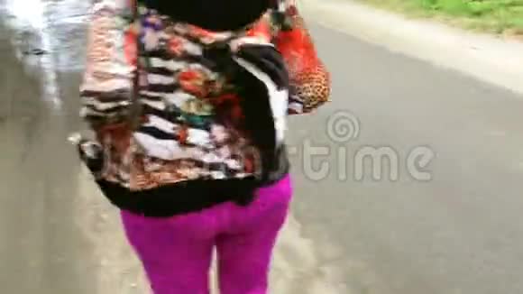 女人正沿着一条破碎的乡村道路奔跑视频的预览图