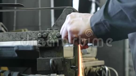 在皮带磨床上研磨金属坯男人的手特写视频的预览图