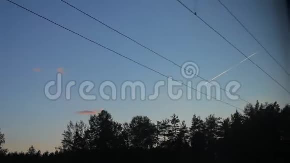 从火车窗口看高压电线飞机在空中飞行视频的预览图