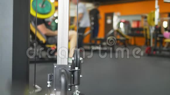 模糊的背景健身房里的杠铃带重量训练杆的模糊健身室视频的预览图