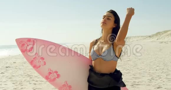 女冲浪者在海滩上玩她的头发视频的预览图