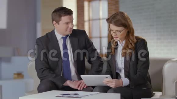 女员工展示财务图表向老板展示视频的预览图