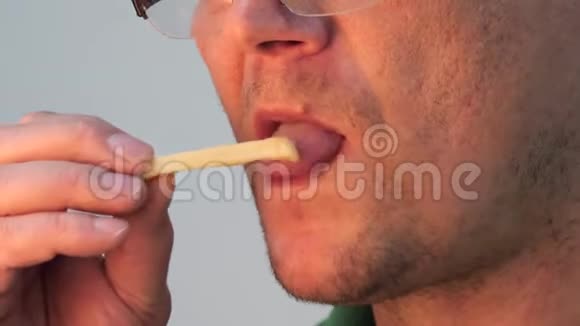 大嘴唇男人吃薯条视频的预览图