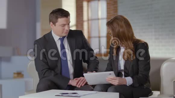 男人和女人在办公室讨论商业事务行动迟缓视频的预览图