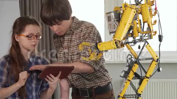幼儿检查玩具机器人视频的预览图