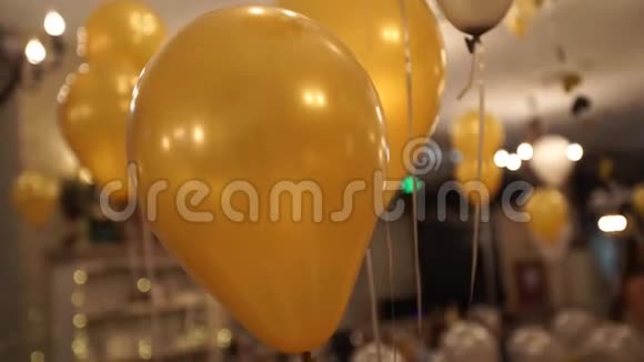 派对上天花板上的金色气球视频的预览图