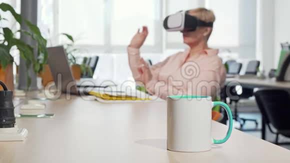 办公室里使用3d虚拟现实护目镜的女企业家视频的预览图