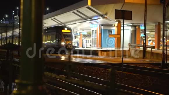 火车晚上到达车站视频的预览图
