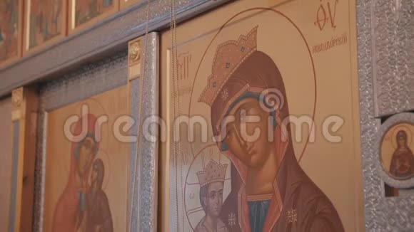 在基督教教堂墙上悬挂的东正教圣像特写视频的预览图