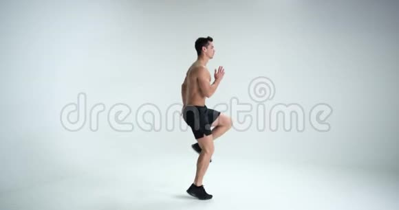 俯卧撑男子健身模式训练俯卧撑适合男性健身教练锻炼身体红色EPIC超级慢视频的预览图