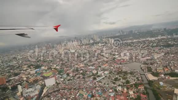 马尼拉市的全景从一架飞行飞机的窗户在飞行中射击菲律宾视频的预览图