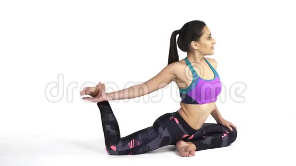 女人练瑜伽爱卡帕达拉贾帕塔萨纳波塞视频的预览图