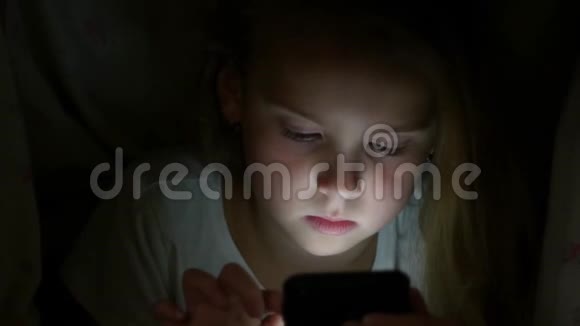 晚上带着智能手机的女孩视频的预览图